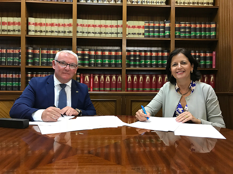 Blanca Montero y Francisco Manuel Maestre firman el convenio de colaboración entre el CGAC y el banco Sabadell